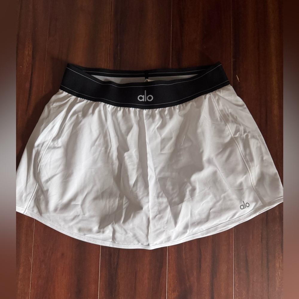 Sold out Alo tennis skirt. Has shorts built in.